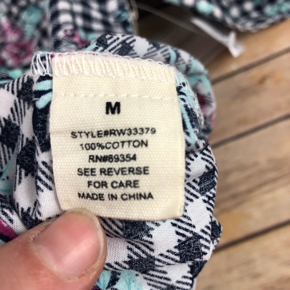 NWT, No Comment off the shoulder, Size Medium. Plaid floral - Picture 4 of 5